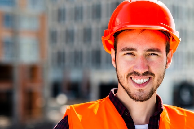 Retrato del primer del ingeniero de construcción que mira la cámara