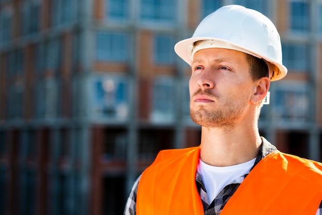 Retrato del primer del ingeniero de construcción que mira lejos