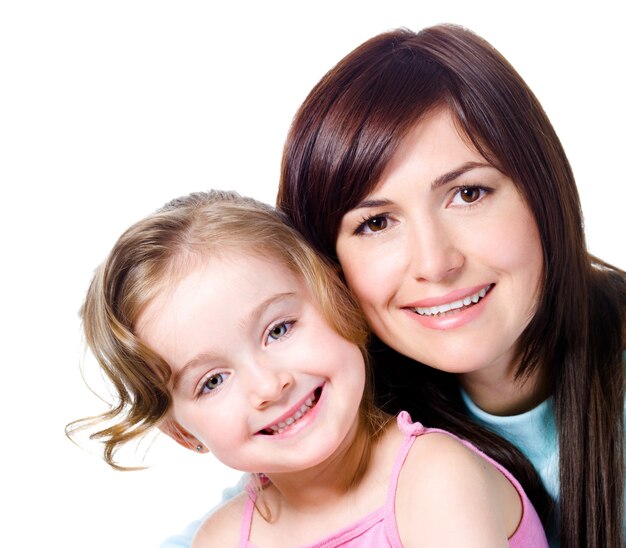 Retrato de primer plano de caras sonrientes felices de hermosa joven madre con hija