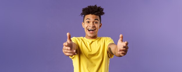 Retrato de primer plano de un carismático hombre hispano de aspecto amistoso feliz con rastas que llegan a las manos para la guerra