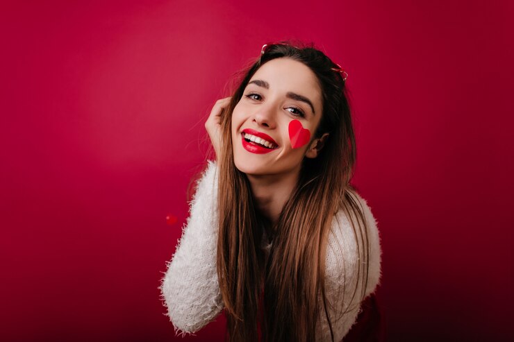 Foto gratuito retrato de primer plano de dama elegante con cabello oscuro jugando en el día de san valentín