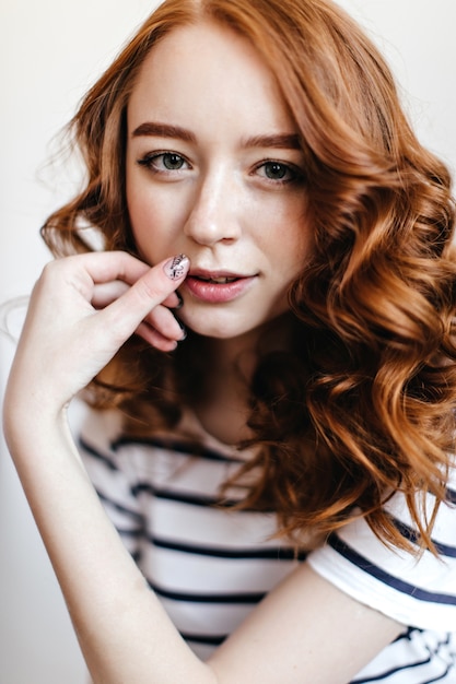 Retrato de primer plano de una dama pelirroja con manicura elegante. Positiva chica jengibre posando.