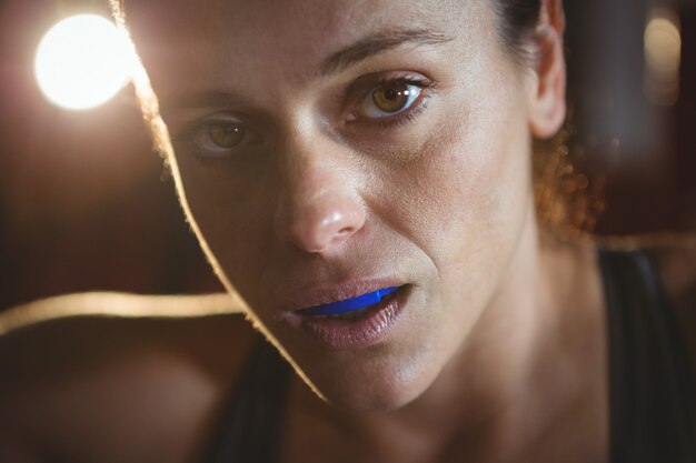 Retrato de primer plano femenino boxeador confidente