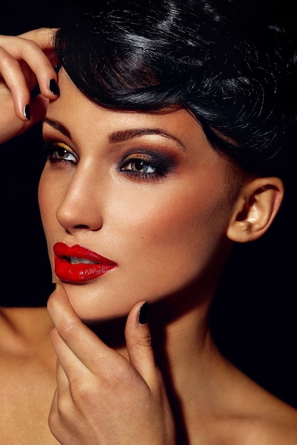 Retrato de primer plano de glamour de hermosa sexy modelo elegante mujer caucásica joven con labios rojos