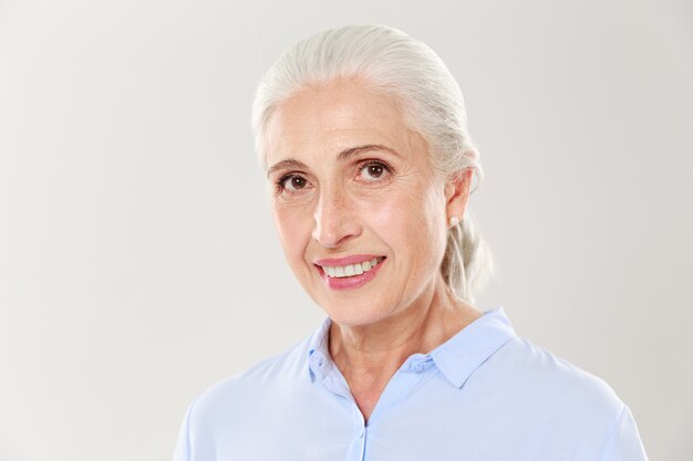 Retrato de primer plano de hermosa mujer sonriente en camisa azul