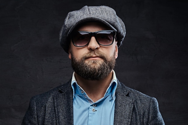 Foto gratuita retrato de primer plano de un hombre elegante y exitoso con gafas de sol que lleva una boina y una chaqueta