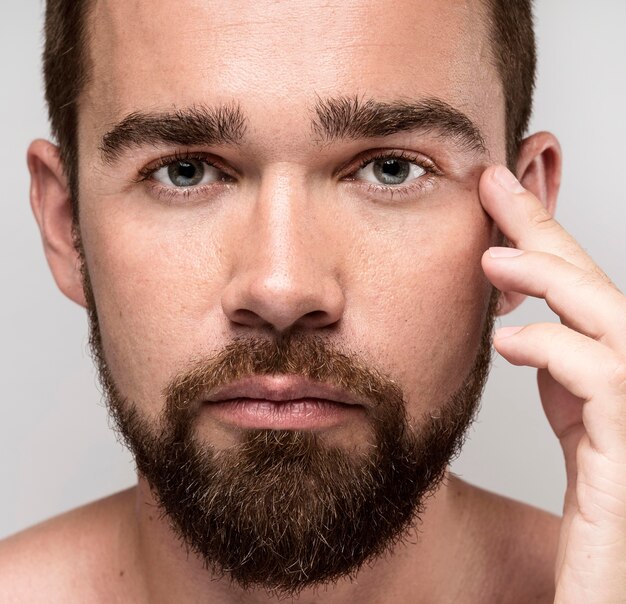 Retrato de primer plano de hombre guapo serio