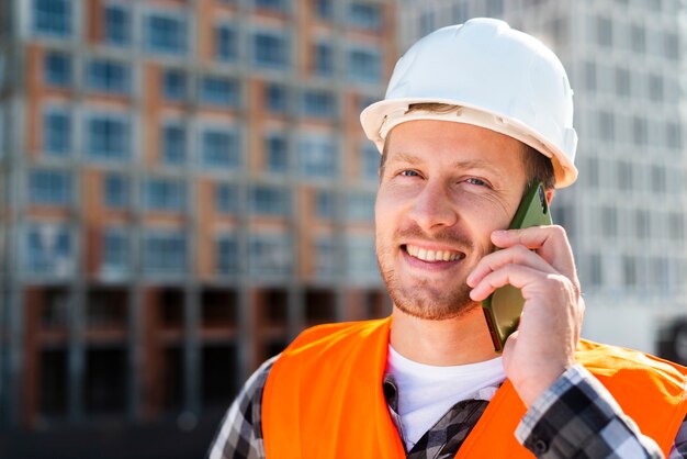 Retrato de primer plano de ingeniero hablando por teléfono