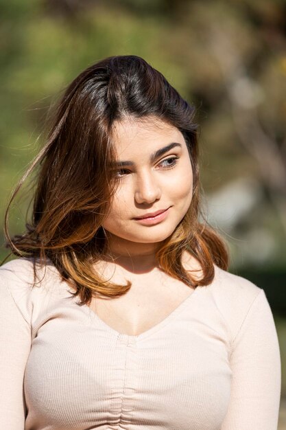 Retrato de primer plano de una joven hermosa mirando hacia otro lado Foto de alta calidad