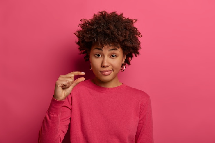 Foto gratuito retrato en primer plano de una joven y hermosa mujer aislada