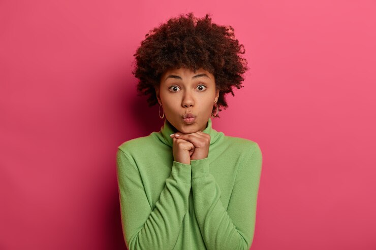 Foto gratuito retrato en primer plano de una joven y hermosa mujer aislada