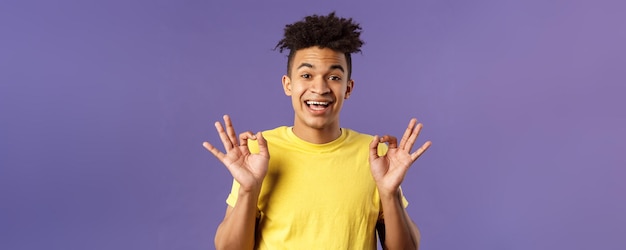 Retrato de primer plano de un joven hipster relajado y optimista con rastas asegurando que todo esté bien