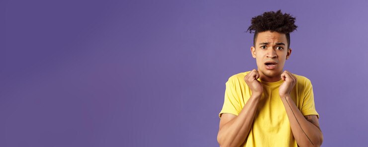 Foto gratuito retrato de primer plano de un joven hispano tímido, inseguro y preocupado preocupado por su propia seguridad estando en ho