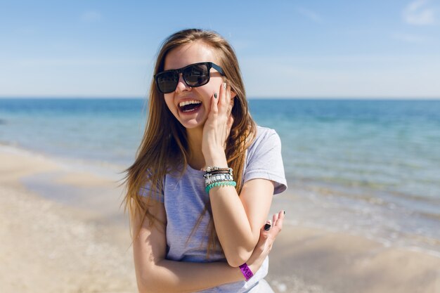 Retrato de primer plano de una joven mujer bonita con cabello largo en la playa