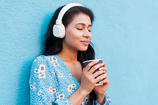 Foto gratuita retrato de primer plano de lado mujer sosteniendo un café