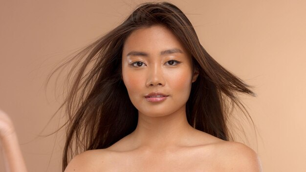 Retrato de primer plano de la modelo japonesa asiática tailandesa con el pelo soplando retrato simétrico