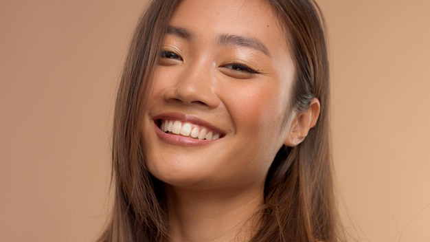 Retrato de primer plano de la modelo japonesa tailandesa asiática riendo sonriendo