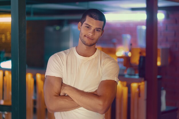 Retrato de primer plano de modelo masculino atractivo. Joven guapo en un bar