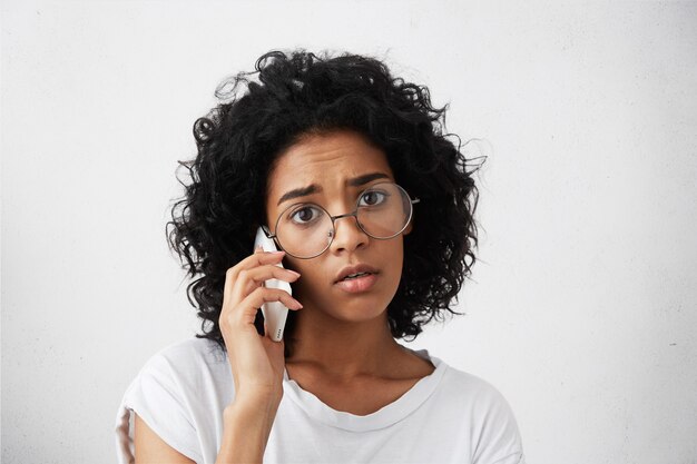 Retrato de primer plano de mujer afroamericana de piel oscura con abundante cabello oscuro