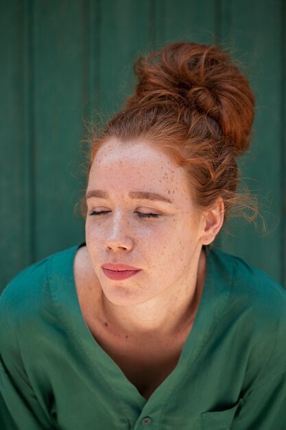 Retrato de primer plano de mujer bonita pelirroja