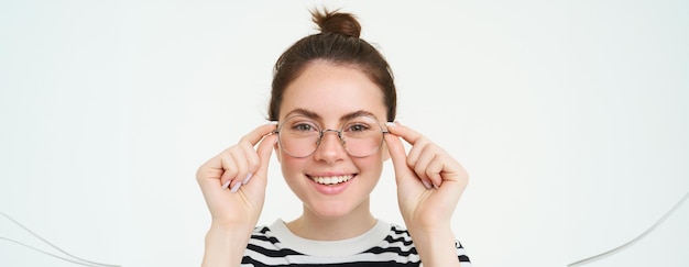 Foto gratuita retrato en primer plano de una mujer hermosa probando gafas nuevas comprando gafas sonriendo y luciendo feliz