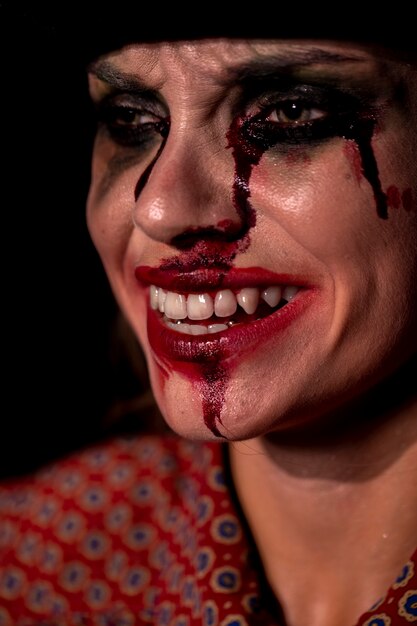 Retrato de primer plano de mujer de maquillaje sonriente