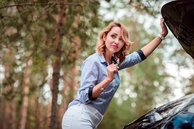 Foto gratuita retrato de primer plano de mujer rubia