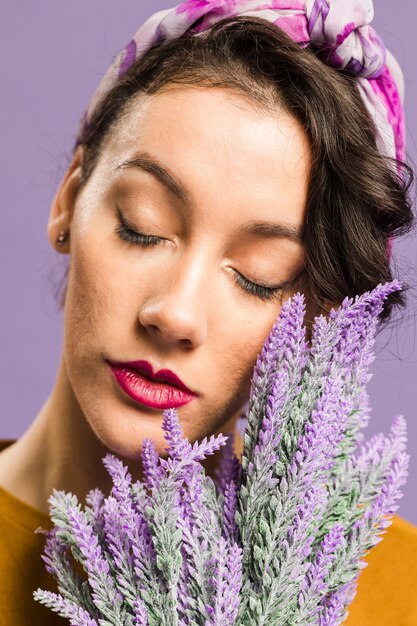 Retrato de primer plano de mujer y vista frontal de lavanda