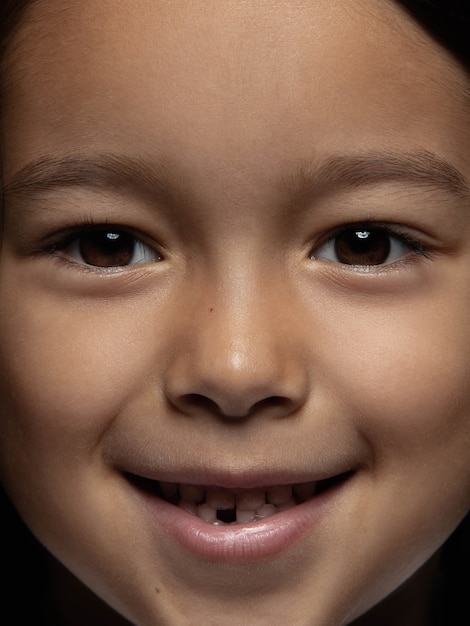 Retrato de primer plano de niña sonriendo.