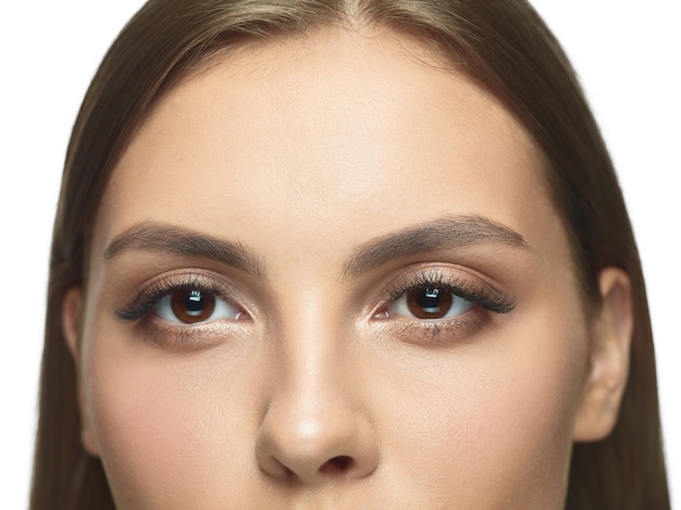 Retrato de primer plano de ojos de mujer joven sin arrugas.