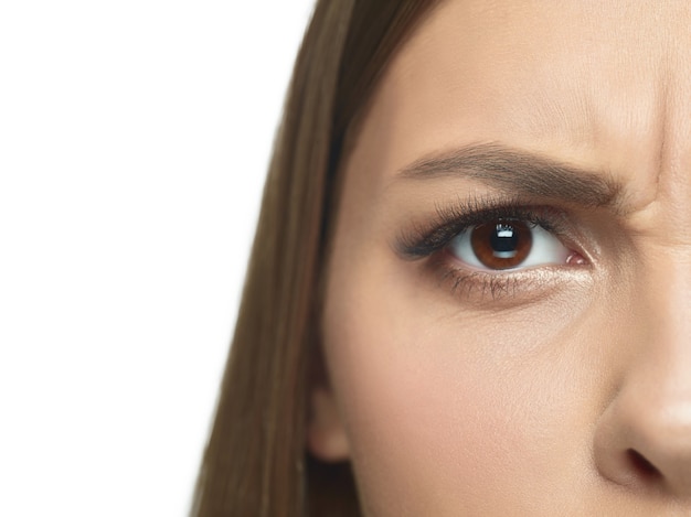 Retrato de primer plano de ojos y rostro de mujer joven con arrugas. Modelo femenino de piel cuidada. Concepto de salud y belleza, cosmetología, cosmética, autocuidado, cuidado corporal y de la piel. Anti-envejecimiento.