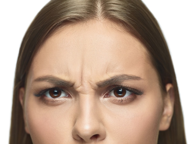 Retrato de primer plano de ojos y rostro de mujer joven con arrugas. Modelo de mujer de piel cuidada. Concepto de salud y belleza, cosmetología, cosmética, autocuidado, cuidado corporal y de la piel. Anti-envejecimiento.