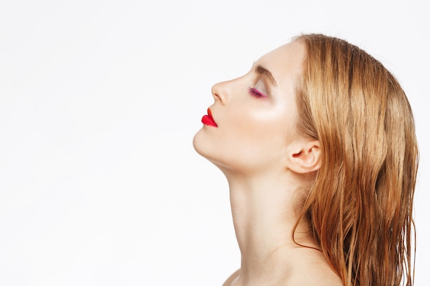 Retrato de primer plano en perfil de mujer joven con luz maquillaje.