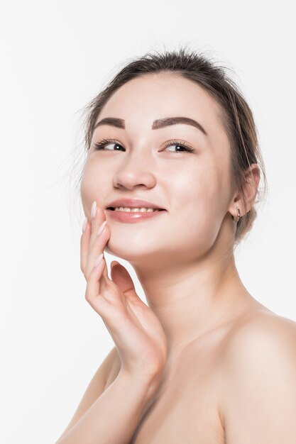 Retrato de primer plano de rostro de belleza asiática con dama elegante limpia y fresca aislada en la pared blanca