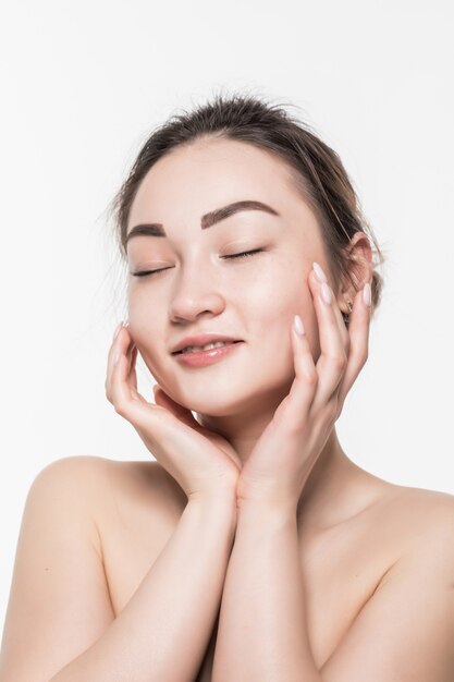 Retrato de primer plano de rostro de belleza asiática con dama elegante limpia y fresca aislada en la pared blanca