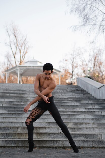 Retrato profesional hombre bailando ballet