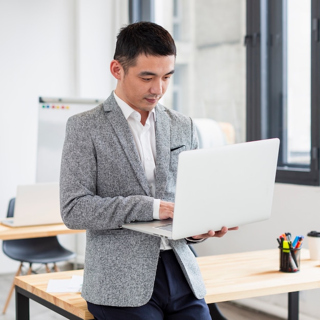 Foto gratuita retrato de profesional que trabaja en la computadora portátil