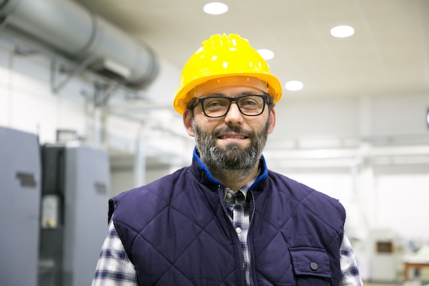 Retrato profesional de trabajador industrial sonriente positivo