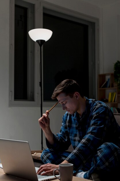 Retrato de profesional trabajando desde casa por la noche