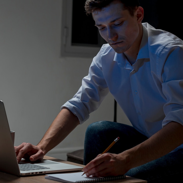 Foto gratuito retrato de profesional trabajando desde casa por la noche