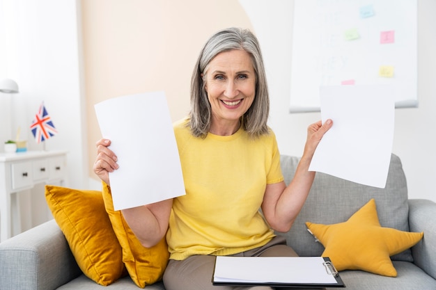 Foto gratuita retrato de profesora de inglés