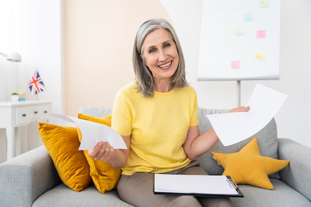 Foto gratuita retrato de profesora de inglés