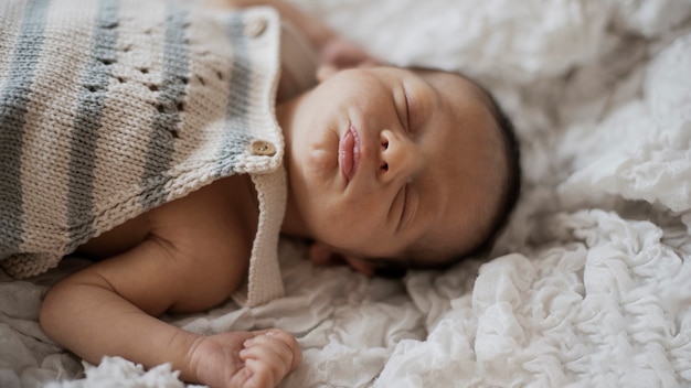 Foto gratuita retrato de recién nacido tomando una siesta