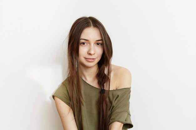 Retrato recortado de hermosa mujer joven con cabello largo y piel limpia y saludable