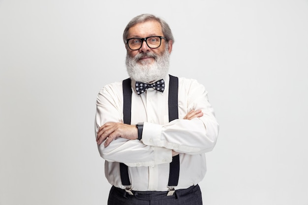 Foto gratuita retrato recortado del hombre mayor con gafas, profesor, profesor posando aislado sobre fondo gris