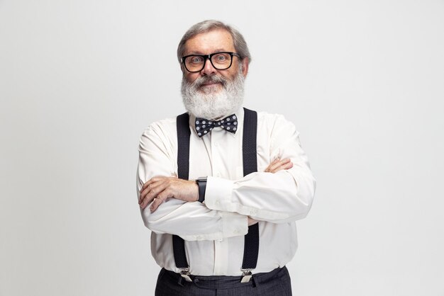 Retrato recortado del hombre mayor con gafas, profesor, profesor posando aislado sobre fondo gris