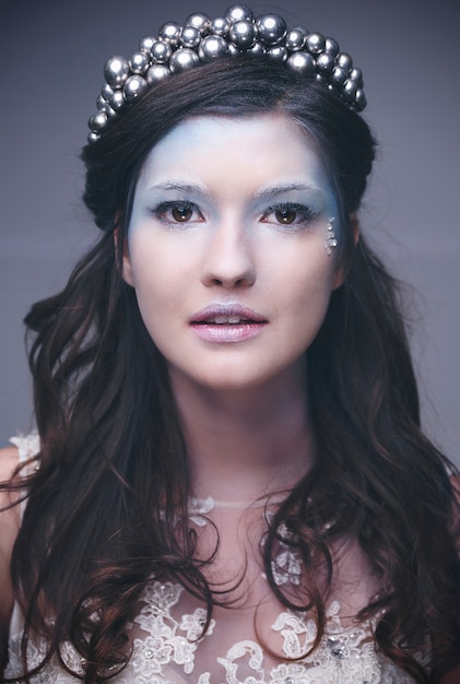 Foto gratuita retrato de reina de hielo o reina de las nieves con corona