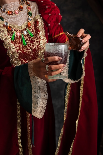 Foto gratuita retrato de reina medieval con cáliz y veneno