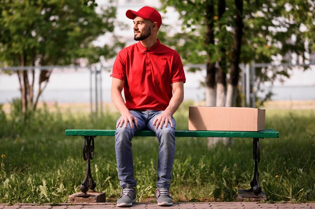 Retrato de repartidor sentado en un banco