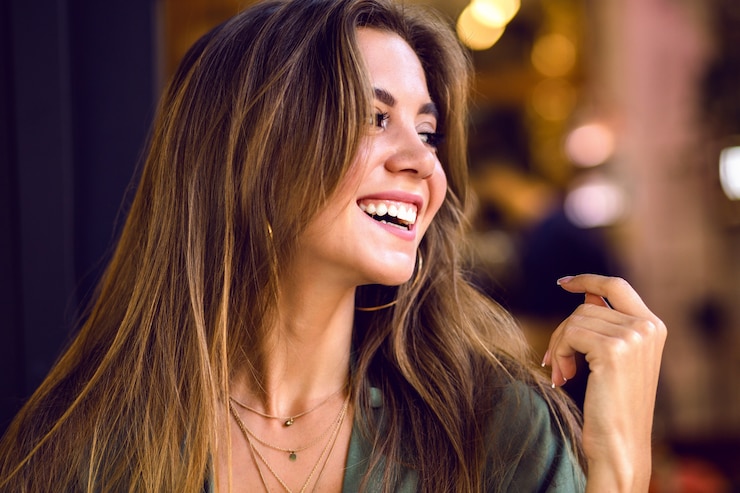 Foto gratuito retrato de retrato magnífico joven modelo sensual con largos cabellos castaños y tímida sonrisa linda, belleza pura natural, maquillaje suave de cerca.